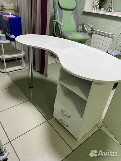 Маникюрный стол