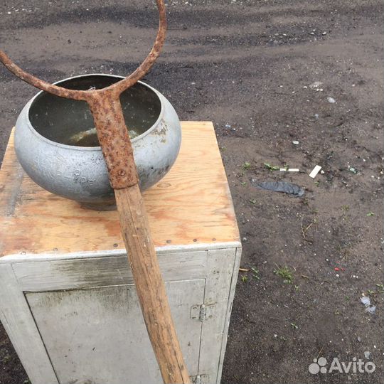 Старинный чугунок и ухват
