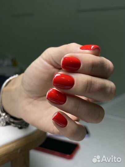 Модель на маникюр и педикюр с покрытием гель лак