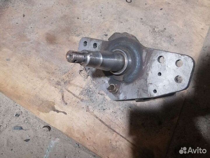 Кулак поворотный левый