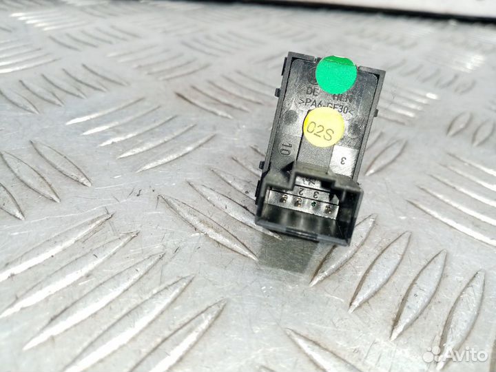 Б/У Кнопка открывания багажника Touareg#001