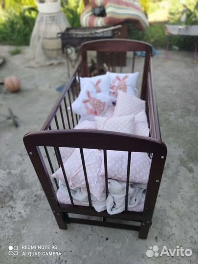 Детская кроватка с маятником