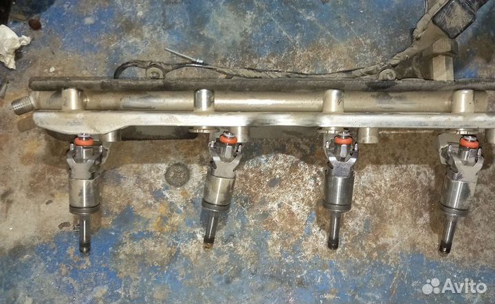 Топливная рампа с форсунками на Ford Focus 3