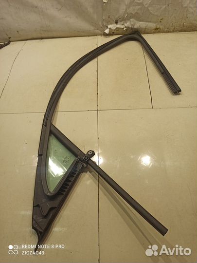 Форточка двери(передняя правая) с уплотнителем