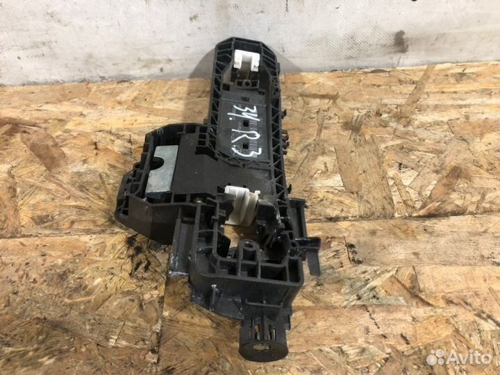 Кронштейн ручки двери задний левый Mercedes-Benz