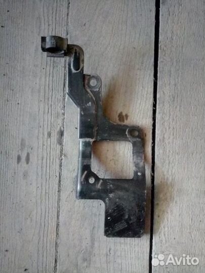 Кронштейн бачка гидроусилителя Nissan Armada