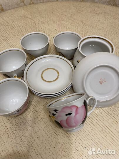 Чайные чашки и сахарница