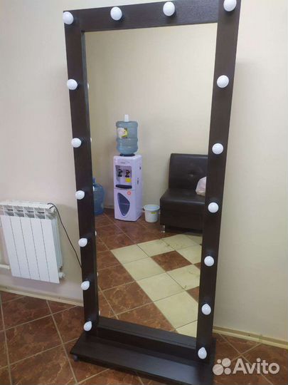 Гримерное зеркало на колесиках