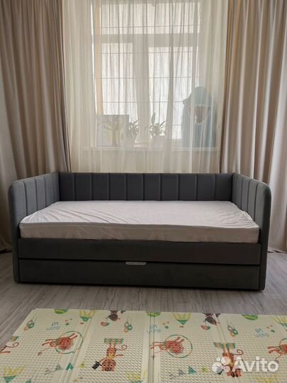 Подростковая кровать в обивке
