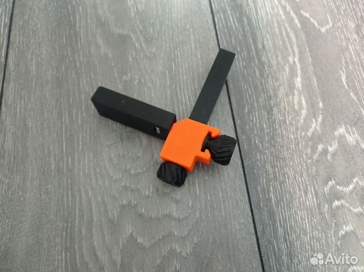 Фиксатор для регулировки зазора плитки