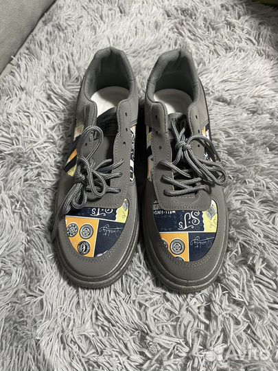 Новые мужсие кроссовки 42 размер