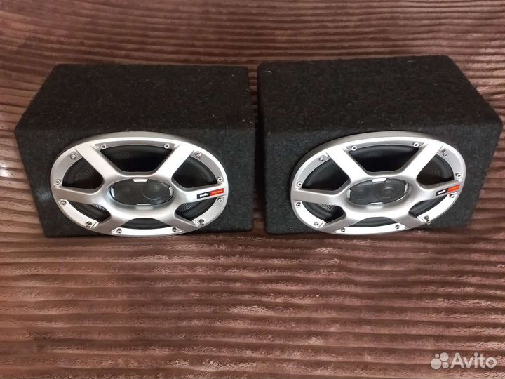 Автомобильные колонки в корпусе