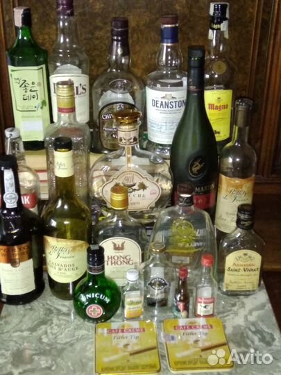 Коллекция пустых бутылок из благородных напитков