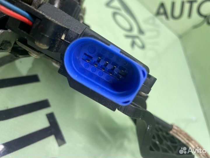 Замок передний правый Volkswagen Touareg 7L дорест