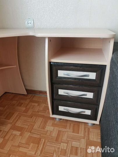 Письменный стол для школьника угловой