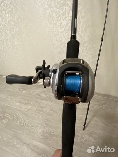 Кастинговый спиннинг с катушкой