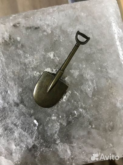 Денежный талисман Лопата