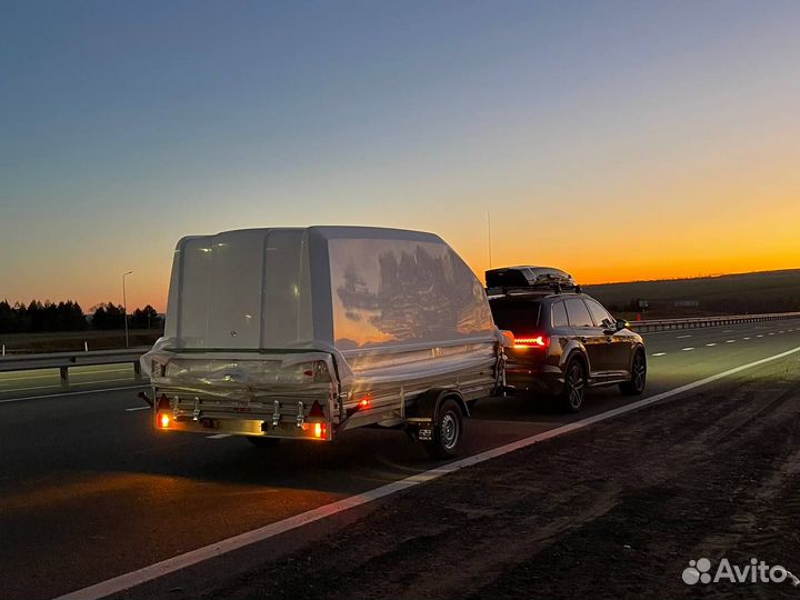 Надежный прицеп для двух снегоходов с крышкой