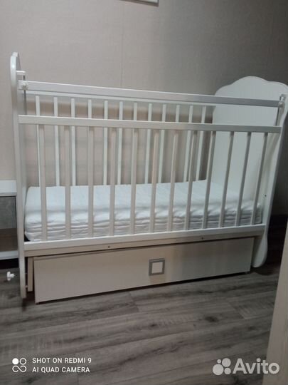 Детская кроватка с маятником и ящиком