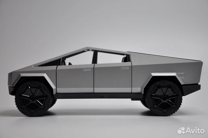 Модель автомобиля Tesla Cybertruck металл