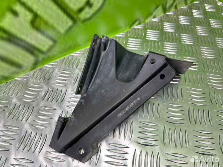 Пыльник радиатора левый Mercedes-Benz W124 M102