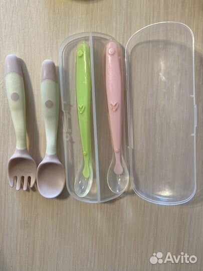 Бутылочки и ложки для кормления