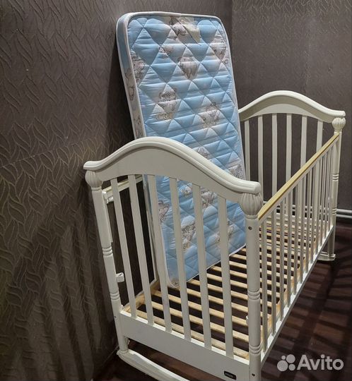 Детская кроватка и комод