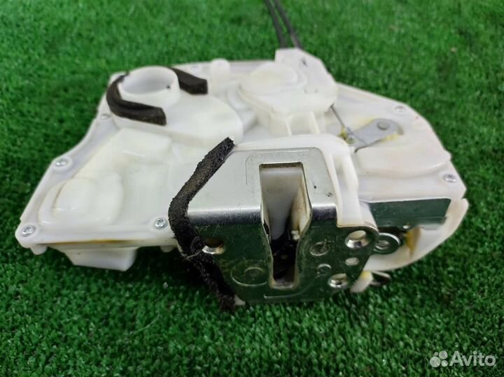 Замок двери передней левой Suzuki SX4 2008
