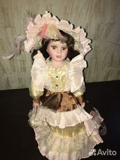 Фарфоровая кукла
