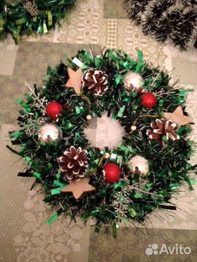 Новогодние елочки и рождественские веночки