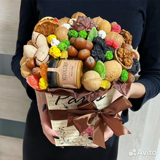 Букеты и композиции с орехами и сухофруктами