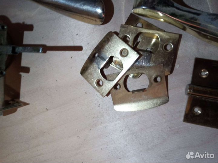 Петли, защёлки-фикскторы б.у