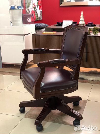 Кресло кожаное на колесах