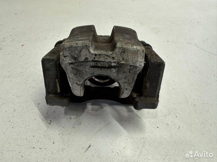 Тормозной суппорт задний правый Toyota Camry