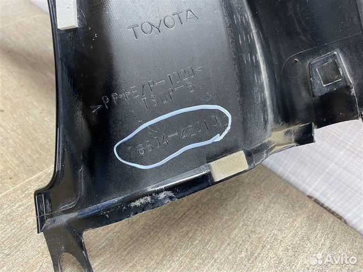 Молдинг двери багажника левая Toyota RAV4