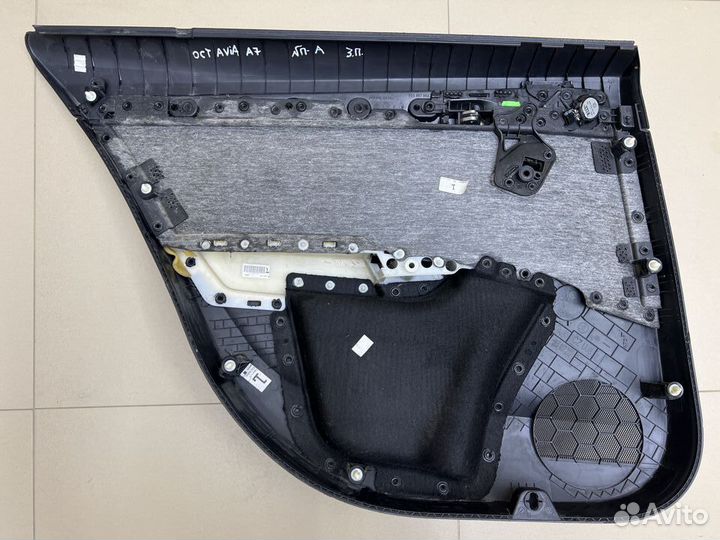 Обшивка двери Skoda Octavia A7