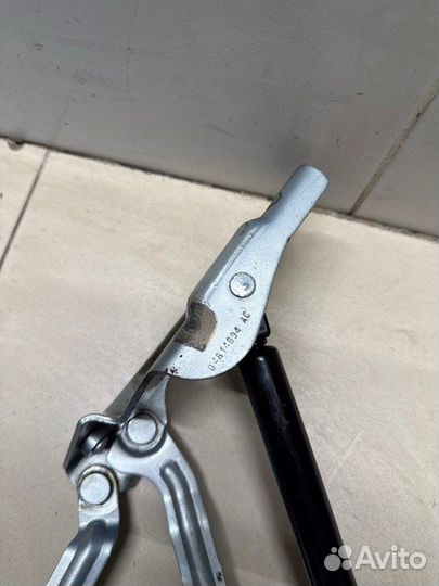 Петля багажника правая Dodge Stratus 2 седан EDZ