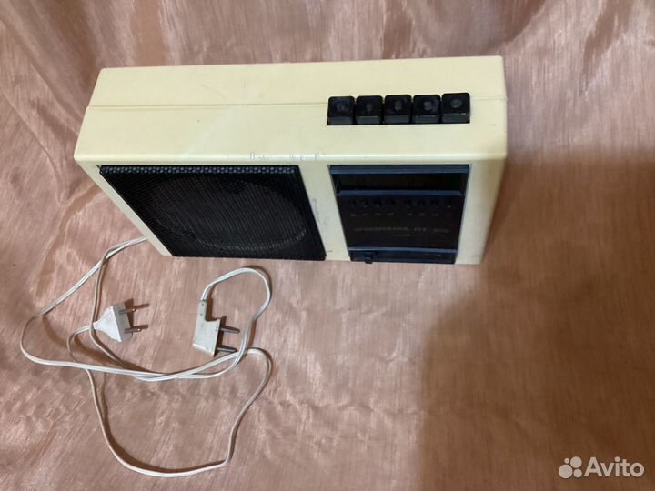 Приемник. Часы. Трехпрограмный