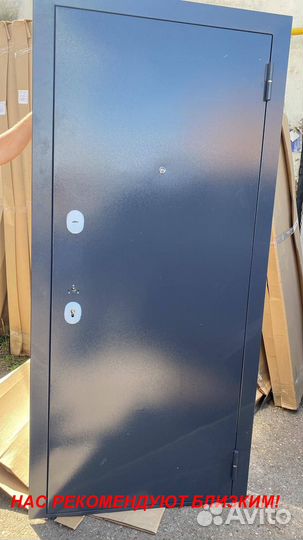 Тяжелая дверь металлическая в дом