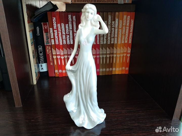 Статуэтка фарфоровая Барышня (3 п)