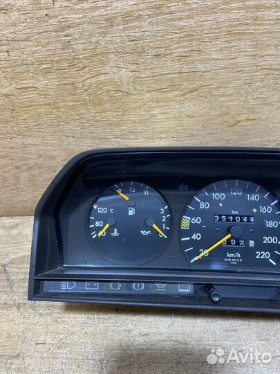 Панель приборов Mercedes W201 бензин 112501