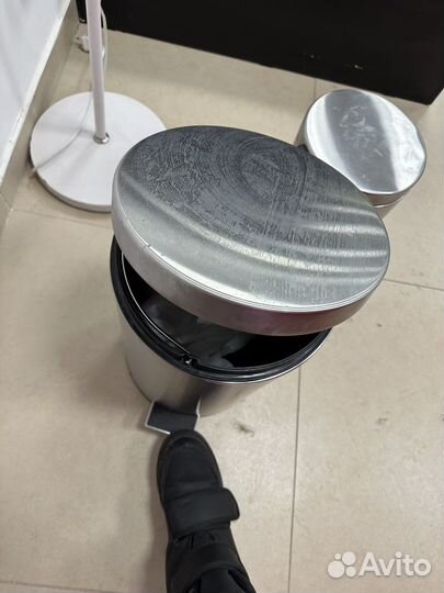 Урна с крышкой для мусора