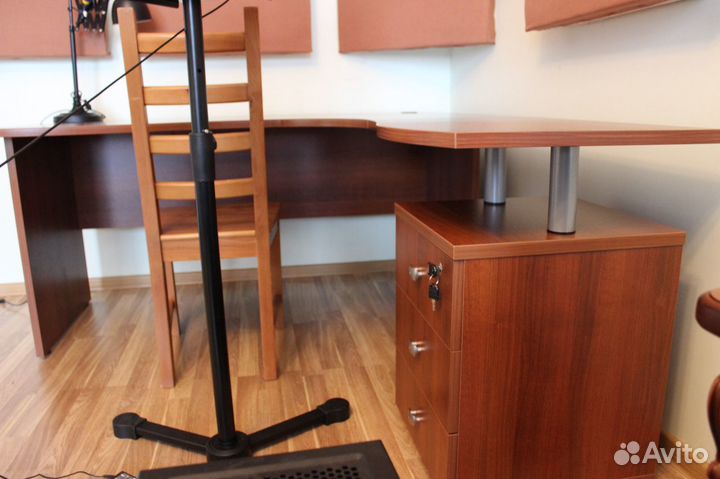 Стол офисный угловой с тумбой (цвет красный орех)