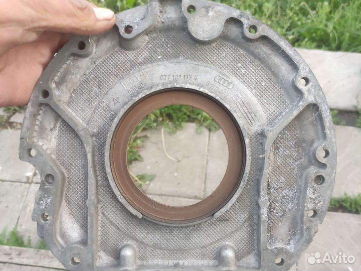 Крышка коленвала Ауди а 8д 3 д4