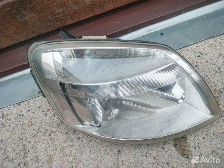 Фара правая Peugeot Partner минивен 1.4 KFW 2011