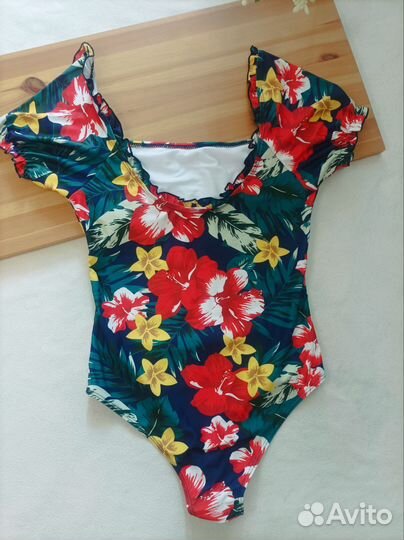 Купальник сдельный S элегантный новый