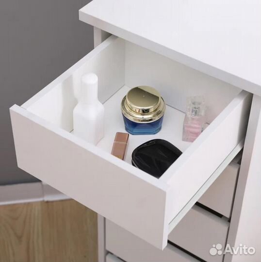 Туалетный столик с зеркалом