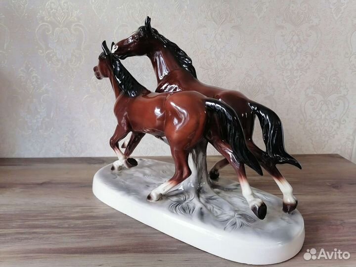 Фарфоровая статуэтка бегущие кони лошади германия
