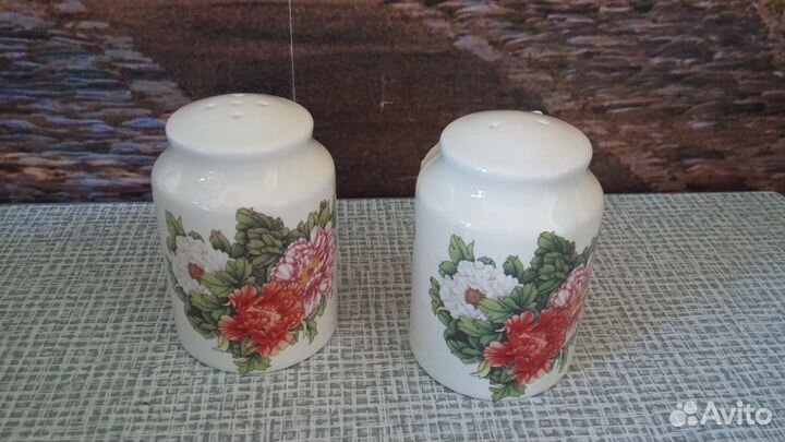 Солонки, стаканчик, держатель крышки