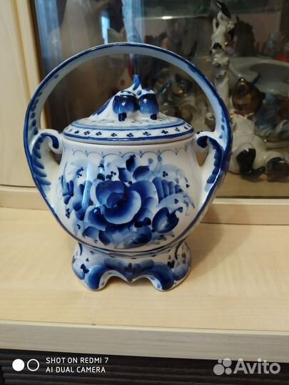 Кружки 2 штуки и сахарница с крышкой гжель 1999 го